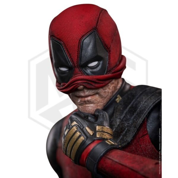 Hot Toys: Deadpool Battling Version 1/6 Scale Figure
